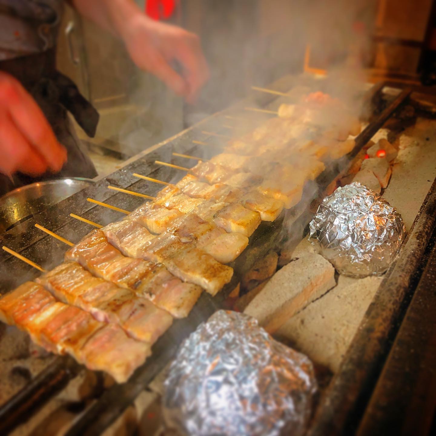 丁寧に焼きあげる炭火焼鳥